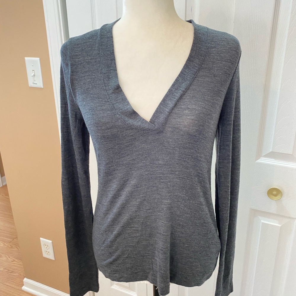 Vince v-neck 100% soft wool grey sweater